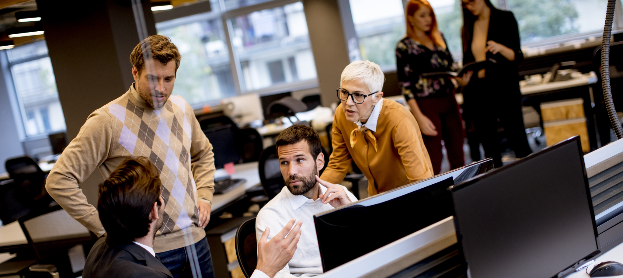 Acerca de senior empresaria y jovenes empresarios trabajan en una oficina moderna Horizonal