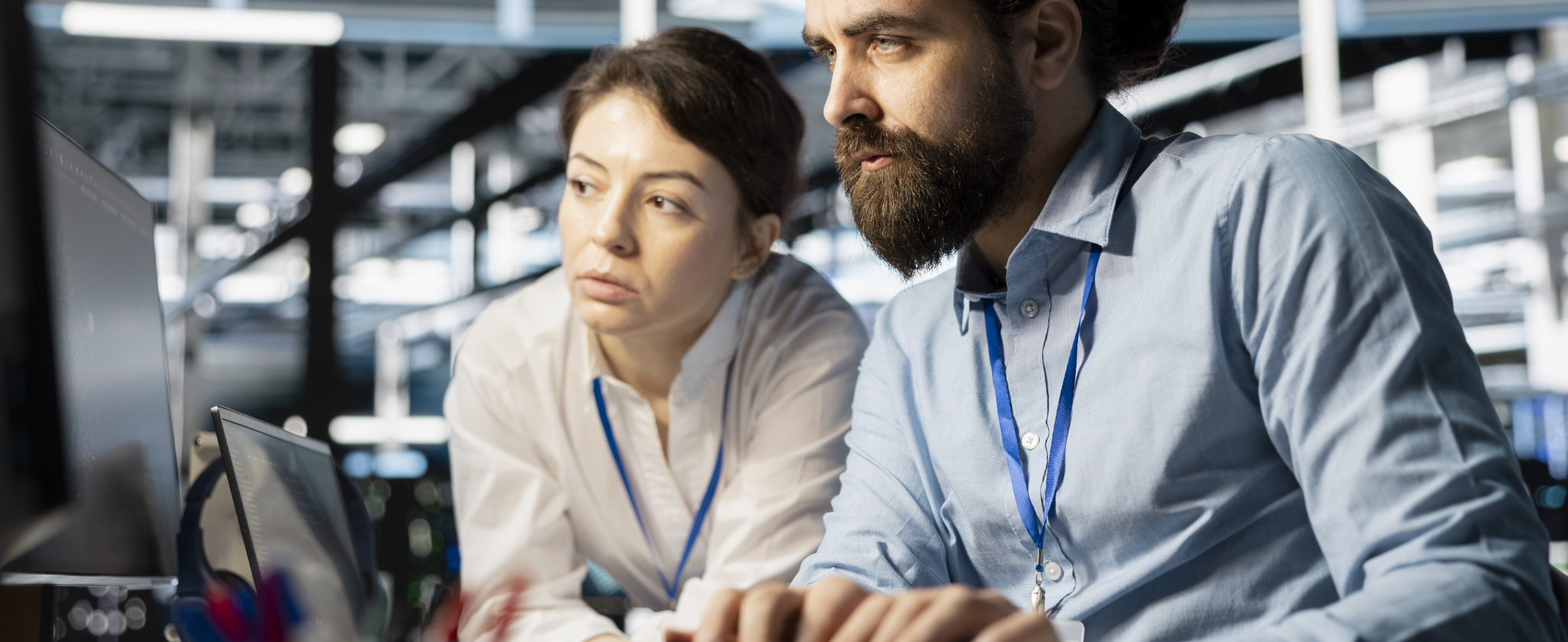 Mantenimiento web los companeros de trabajo del centro de datos hacen una tormenta de ideas ejecutando scripts de diagnostico Horizontal